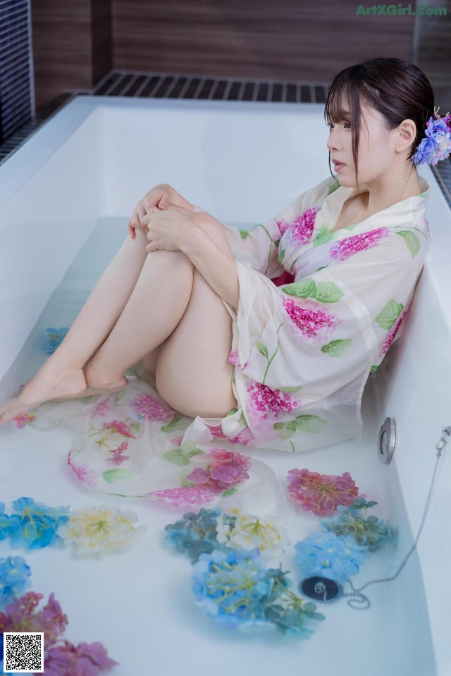 Mitsuki Goronzoku ゴロン族美月, フェチグラビア写真集 「Translucent」 Set.03 No.5c1007